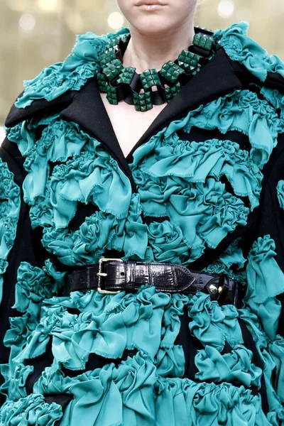 Look 16